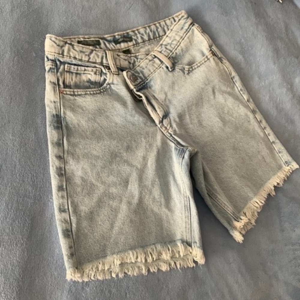 Wild Fable frayed Hem Angled Button Bermuda Shorts light wash sz 2